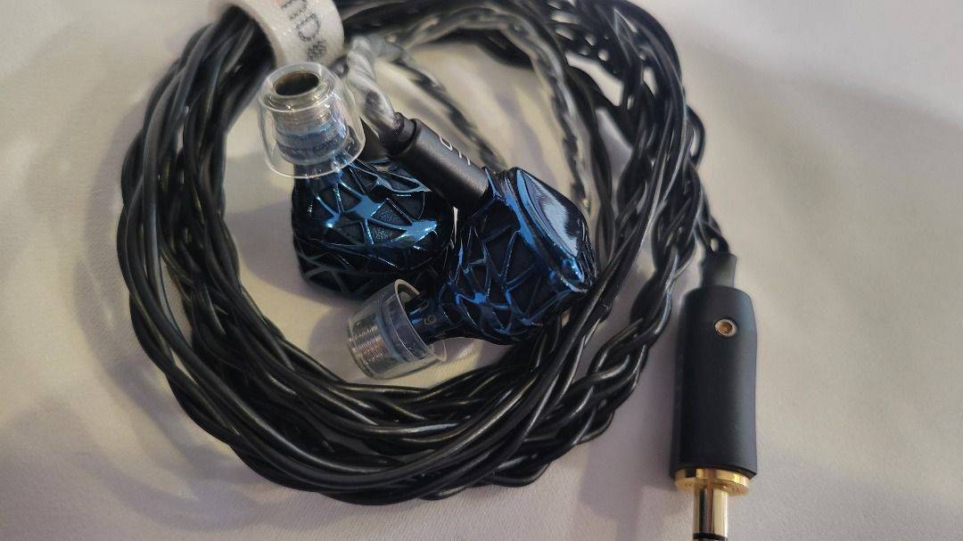 【Unique Melody】MAVEN Pro 十二單體 雙靜電動鐵鈦合金類客製耳道【福利品】 【Unique Melody】MAVEN Pro 十二單體 雙靜電動鐵鈦合金類客製耳道【福利品】