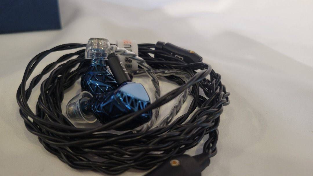 【Unique Melody】MAVEN Pro 十二單體 雙靜電動鐵鈦合金類客製耳道【福利品】 【Unique Melody】MAVEN Pro 十二單體 雙靜電動鐵鈦合金類客製耳道【福利品】